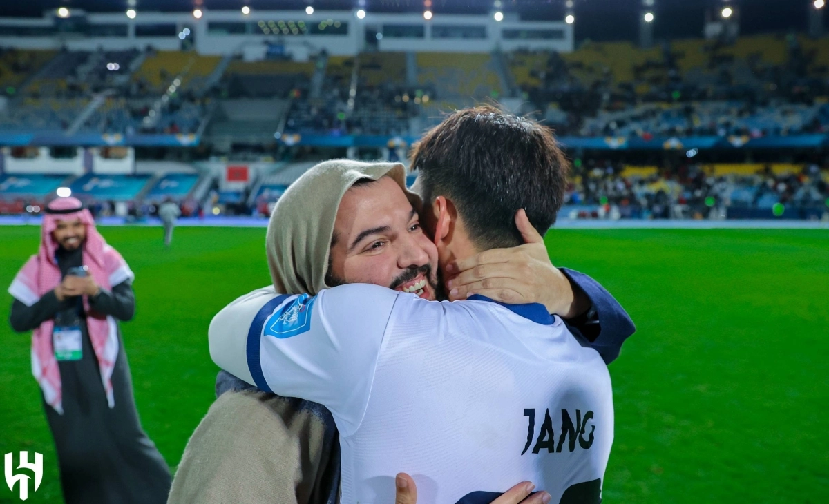 

رئيس النادي يهنئ اللاعبين