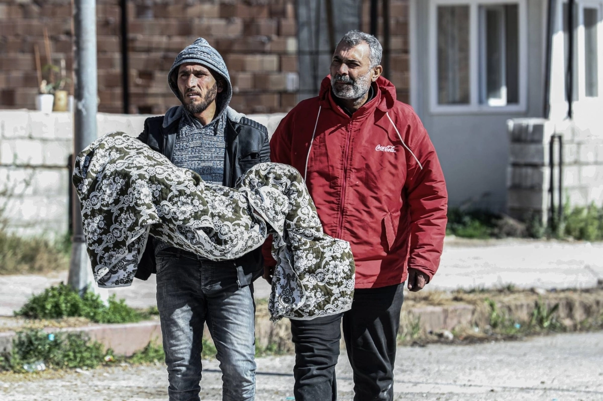 سوري يحمل أحد الضحايا