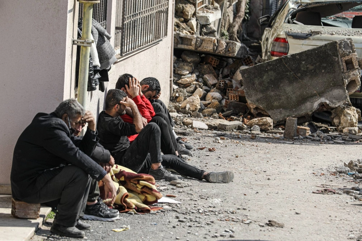 

الحزن والألم على وجوه أهالي الضحايا                                                                                                    (د ب أ)