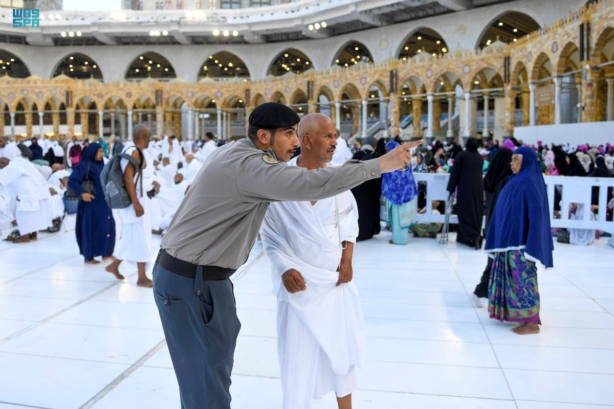 

إرشاد المعتمرين داخل المسجد الحرام