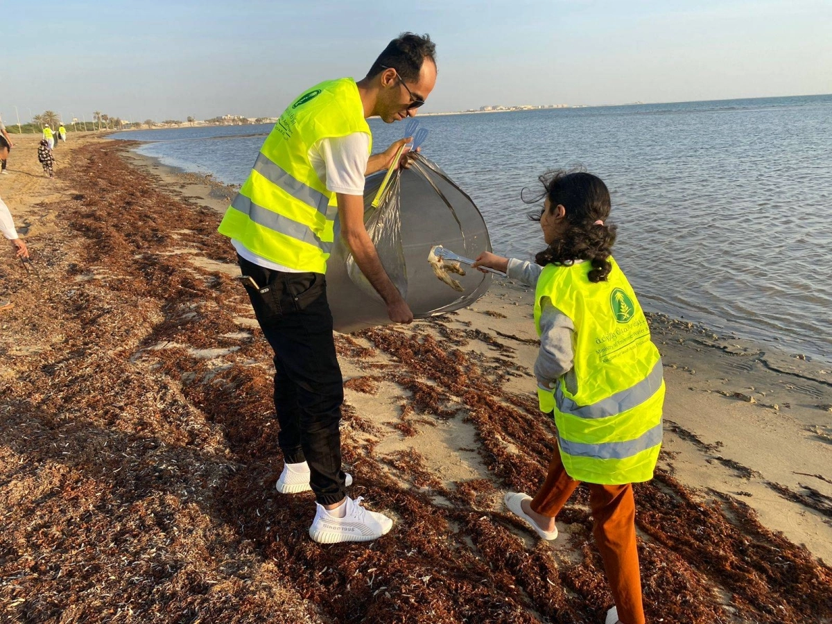 

متطوعة صغيرة تسهم في تنظيف الشاطئ                        (مكة)