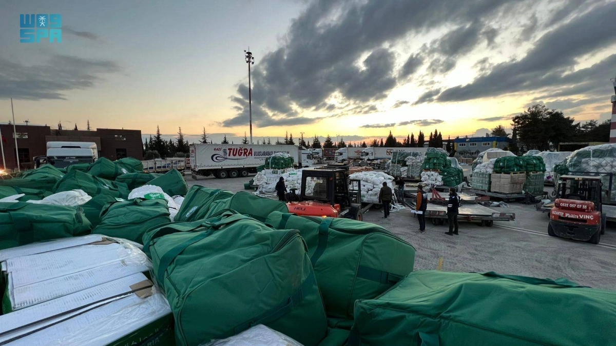 

المواد الإغاثية  التي حملتها الطائرة السادسة      (مكة)