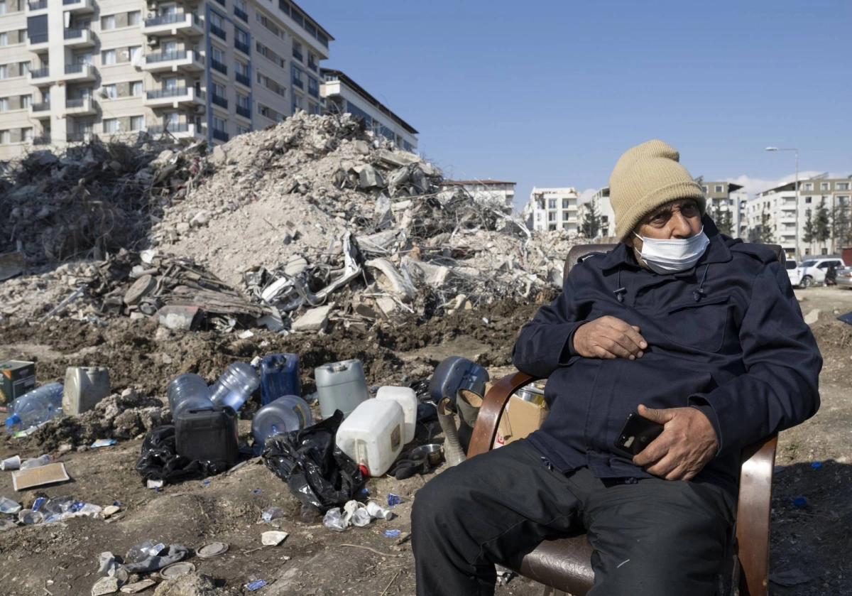 

أحد المنكوبين فقد أسرته وبيته