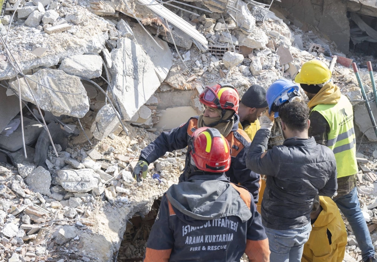 

منقذون يبحثون عن أحياء تحت الأنقاض                                                               (د ب أ)