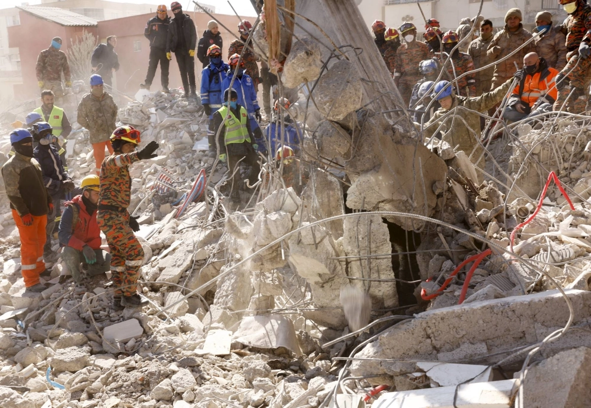 

عمليات الإنقاذ تتواصل في تركيا                       (د ب أ)