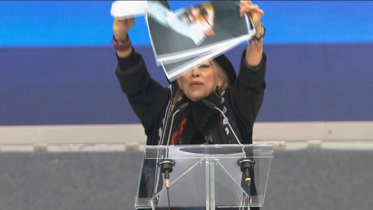 إيرانية ترفع شعارا ضد النظام (مكة)