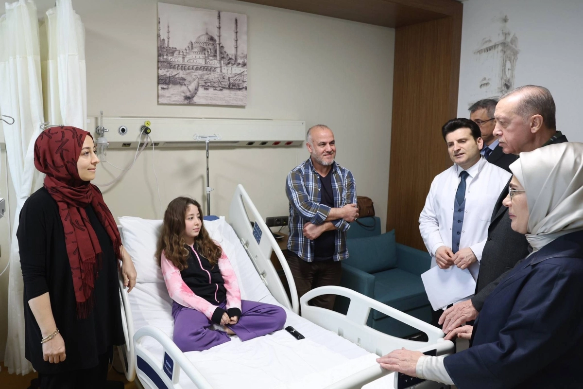 

الرئيس التركي يزور إحدى المصابات في الزلزال                                      (د ب أ)