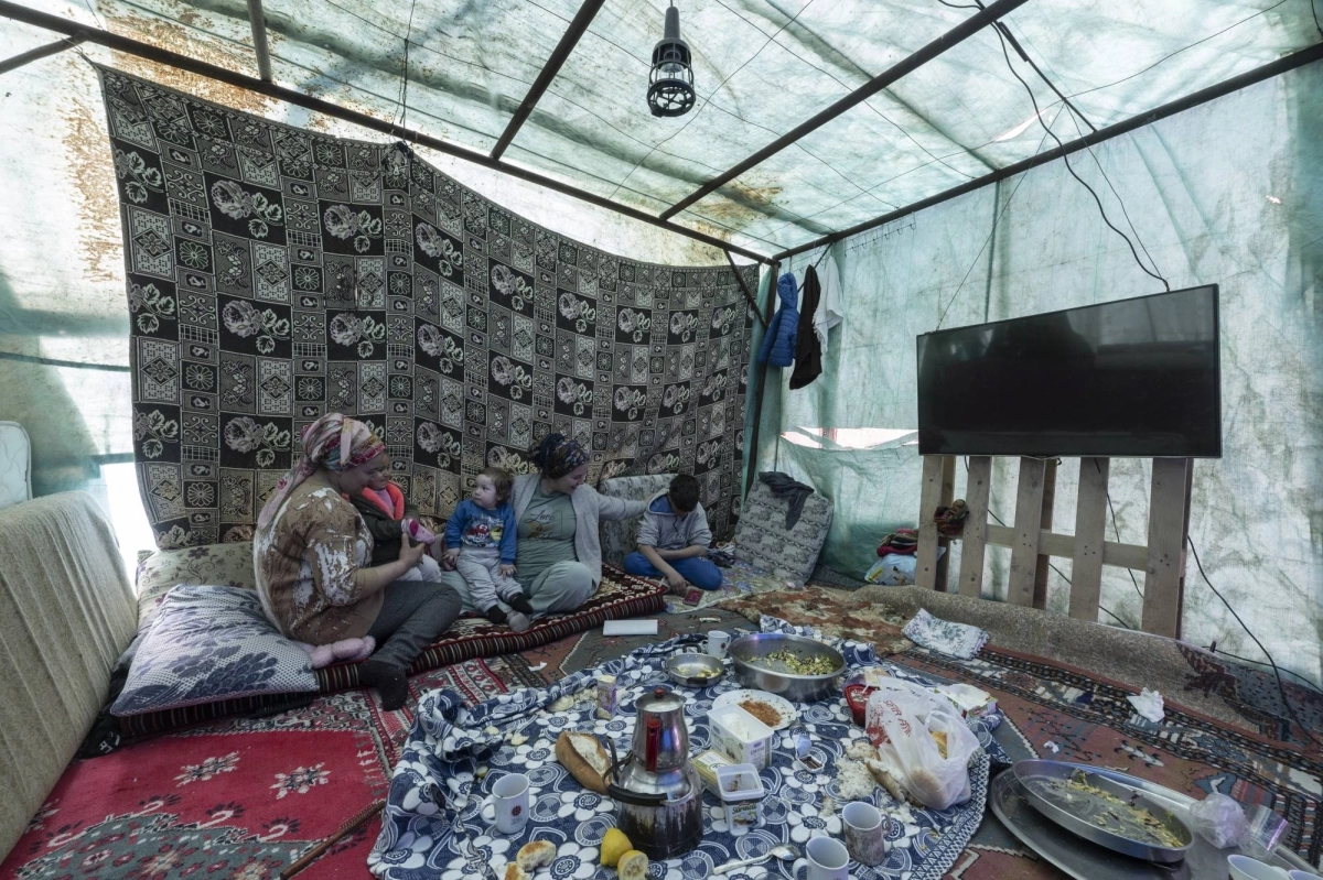 

أماكن مدمرة وأناس يسكنون في العراء