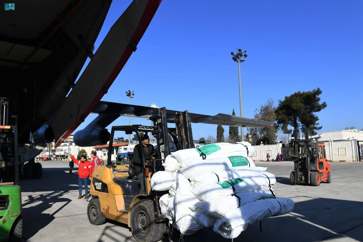  الطائرة الإغاثية خلال وصولها مطار حلب (واس)