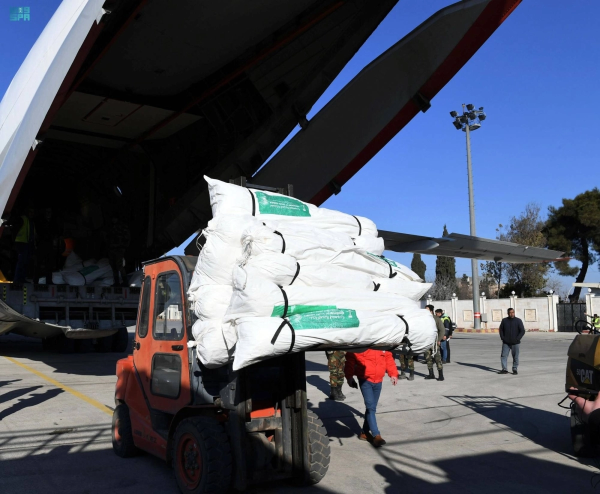 

الطائرة الإغاثية لدى وصولها مطار حلب                                                       (واس)