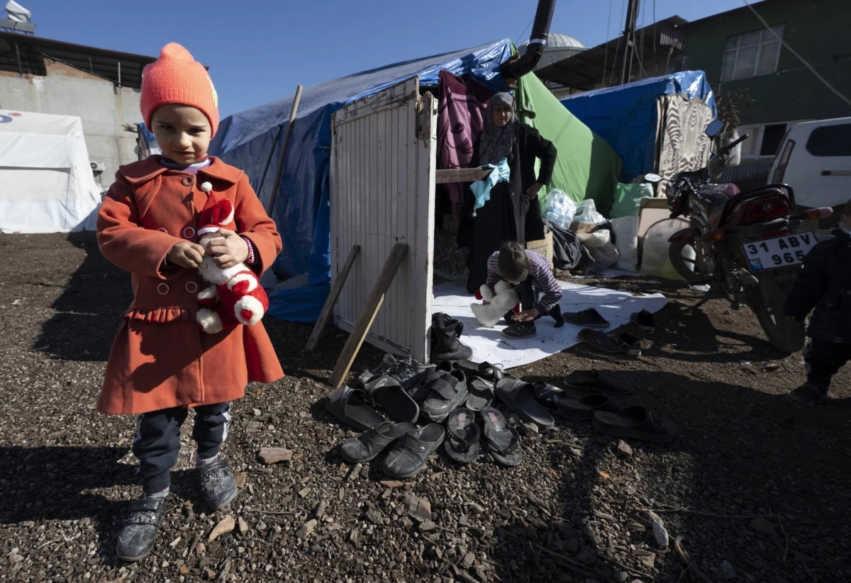 

أسماء الأسد تزور مصابا.. وطفلة تتألم من بعيد