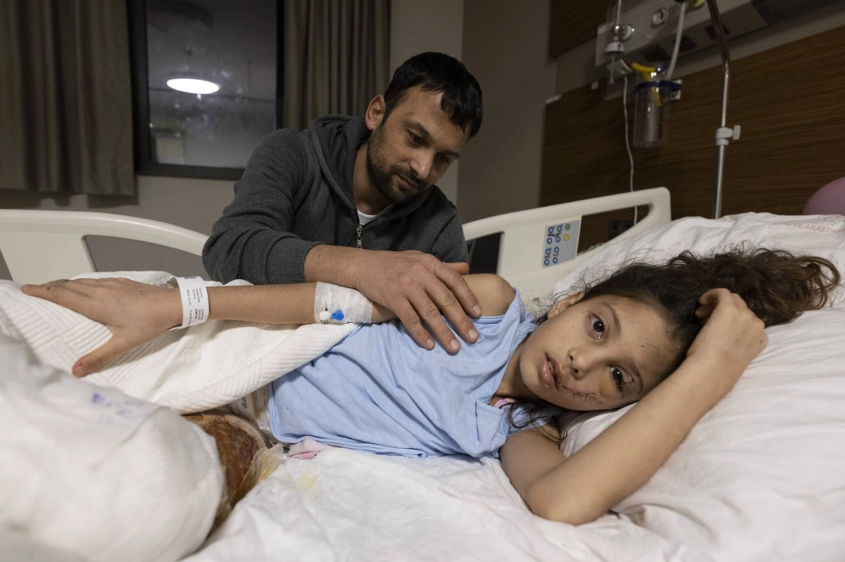 

إحدى مصابات الزلزال    (د ب أ)