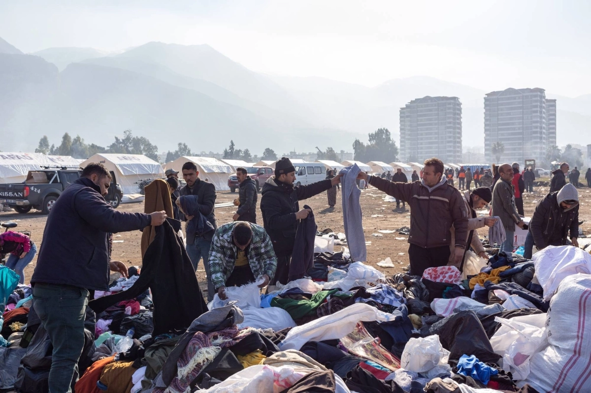 

سوريون شردهم الزلزال وعمليات البحث مستمرة                                      (د ب أ)