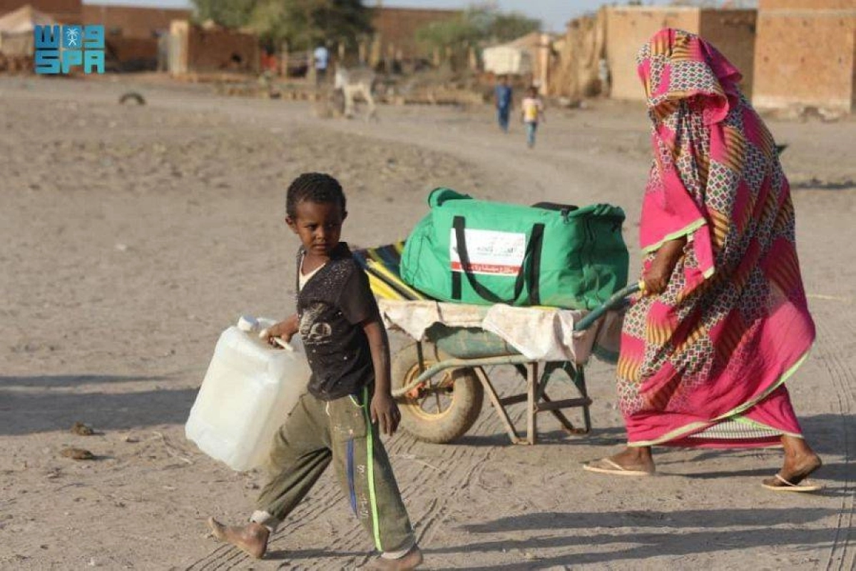 

سيدة تحمل الحقيبة الإيوائية على طريقتها