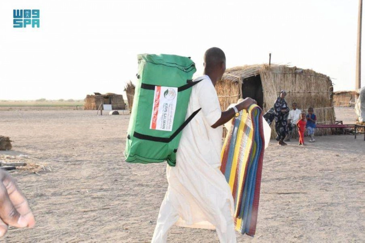 شاب تسلم حصته من المساعدات