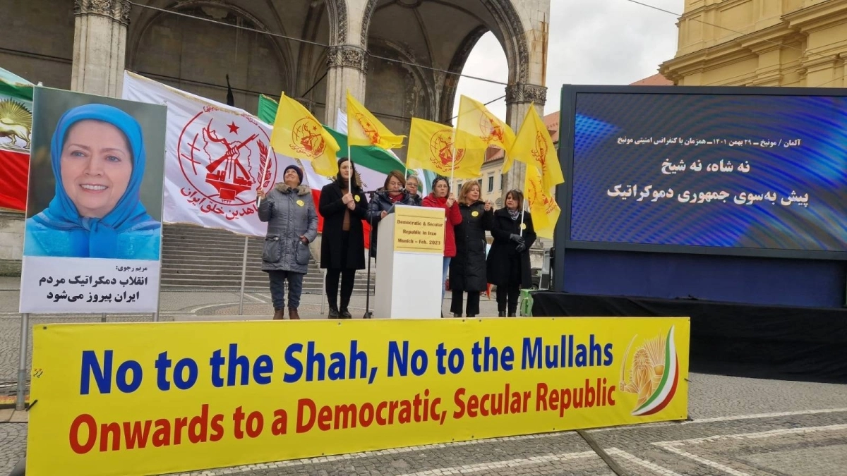 يحملون صورة مريم رجوي