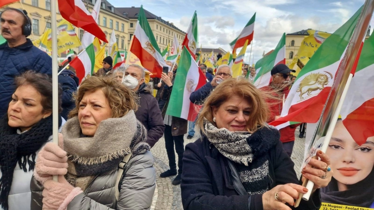 

معارضون إيرانيون في ميونخ                                   (مكة)