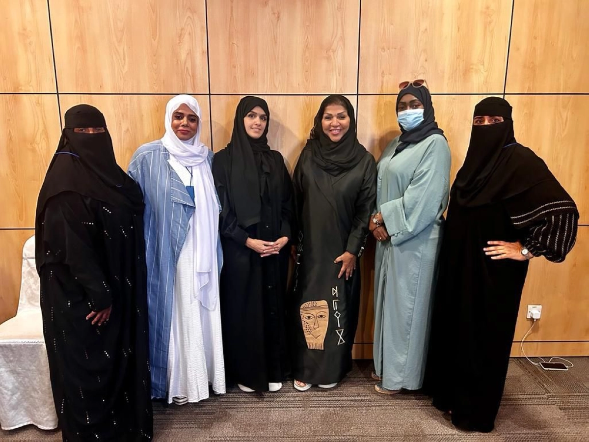 رئيسة البعثة وعضو مجلس ادارة الاتحاد السعودي لرياضة الصم فايزة نتو مع فريق الشطرنج المشارك في الاردن