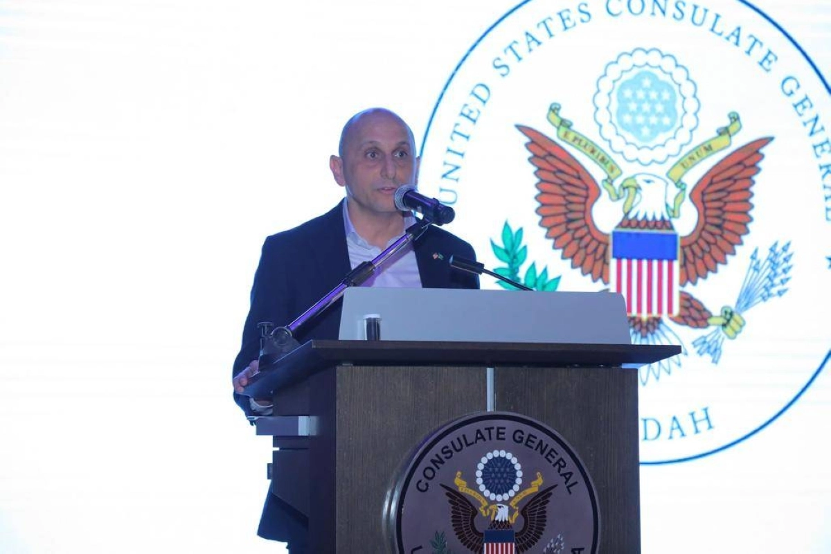 

القنصل العام الأمريكي بجدة يتحدث في حفل سفارة بلاده   (مكة)