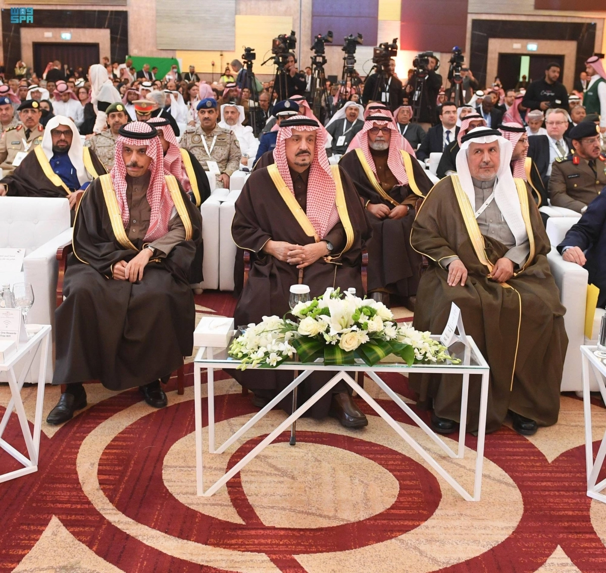 فيصل بن بندر وفيصل بن فرحان وعبدالله الربيعة خلال انطلاق المنتدى