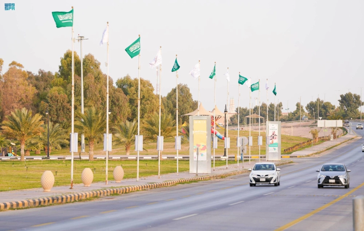 العلم السعودي يرفر عاليا في أحد الشوارع  (واس)