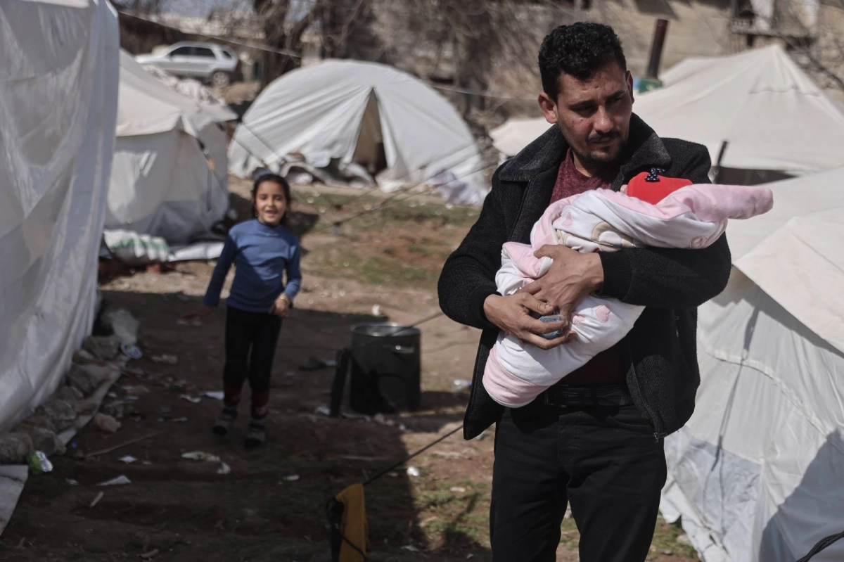 

سوريون لجؤوا للخيام خشية وقوع زلزال                                (د ب أ)