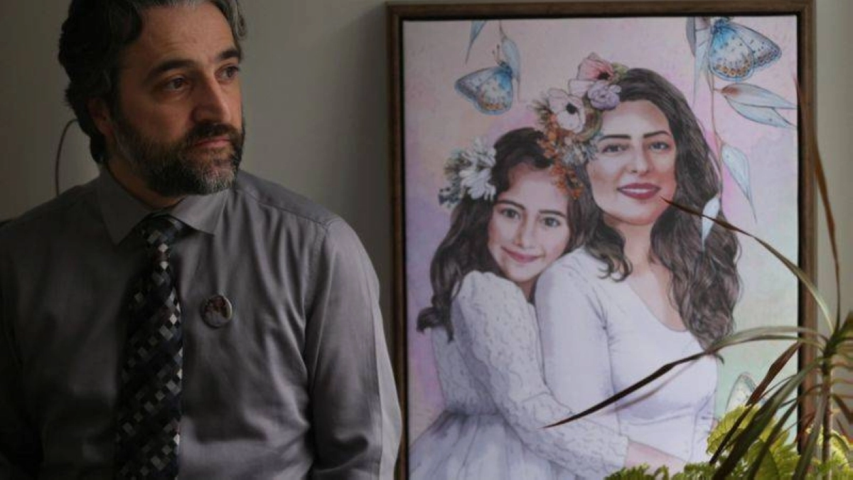 

حامد إسماعيليون وخلفه زوجته وابنته المفقودتان