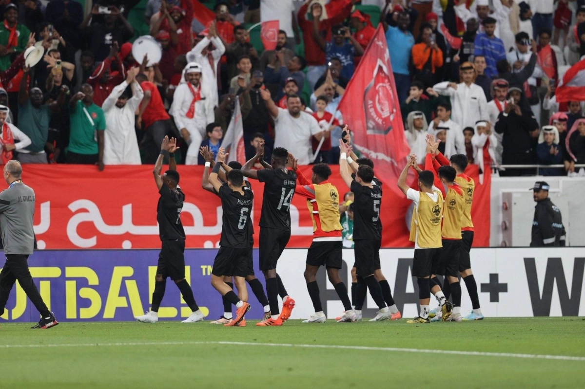 

لاعبو الدحيل يحتفلون مع الجماهير