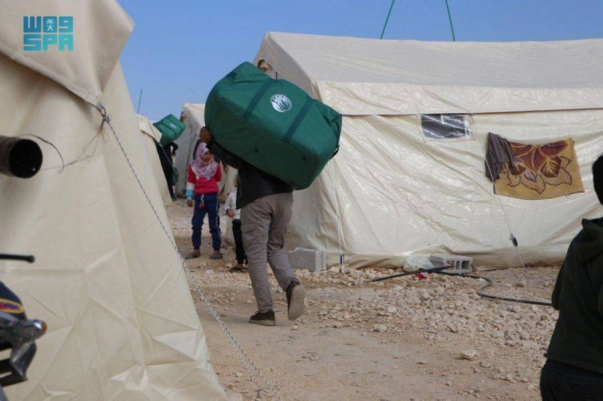 متطوع يحمل أحد السلال