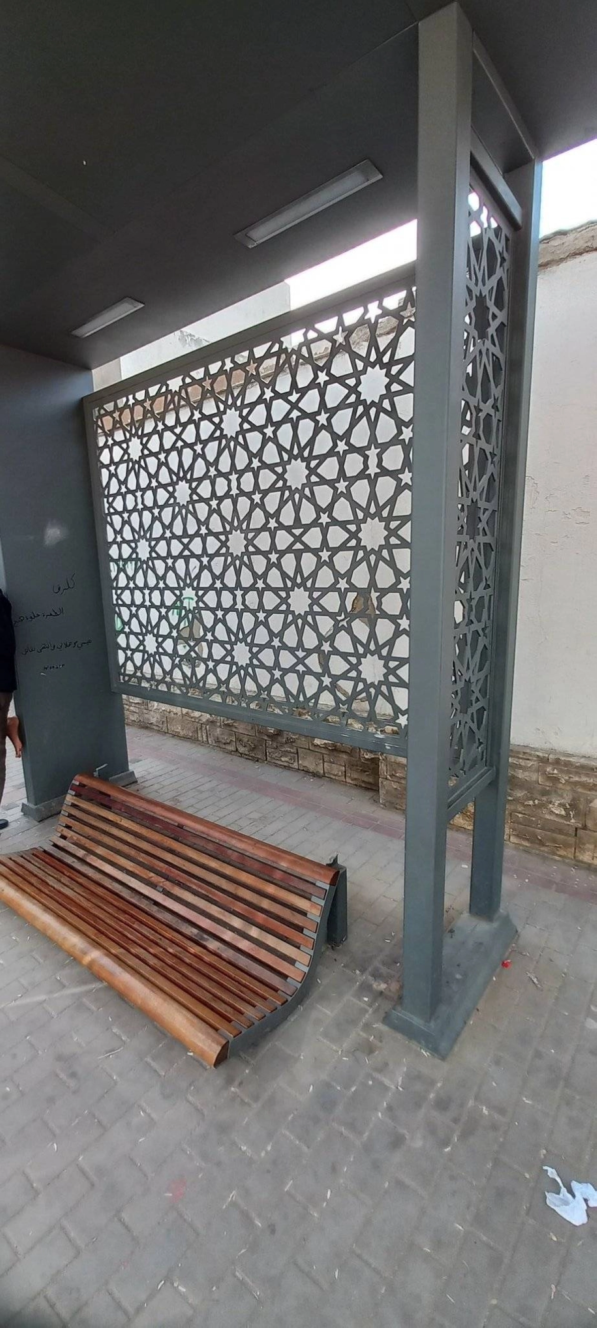 

كراسي الانتظار حطمت