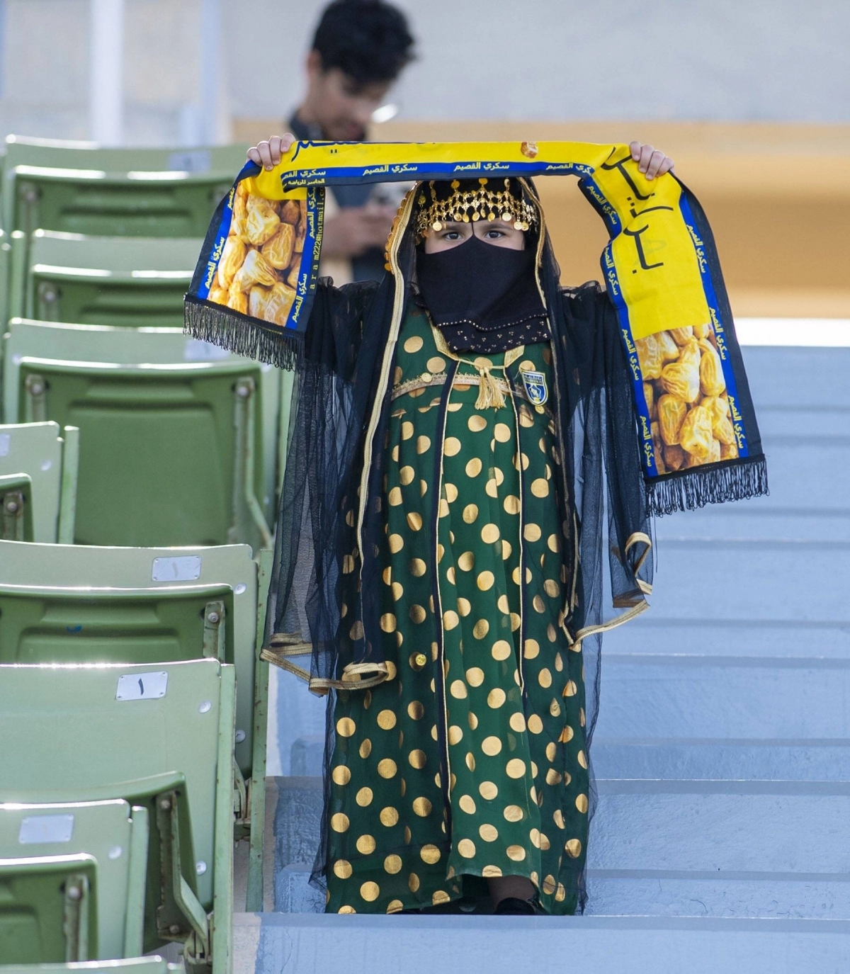 طفلة في مدرجات التعاون