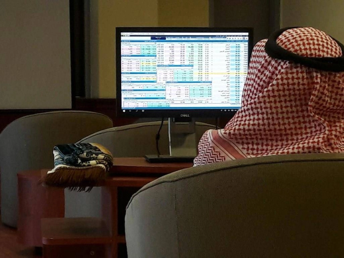 مستثمر يتابع شاشة تداول في أحد البنوك بجدة (مكة)