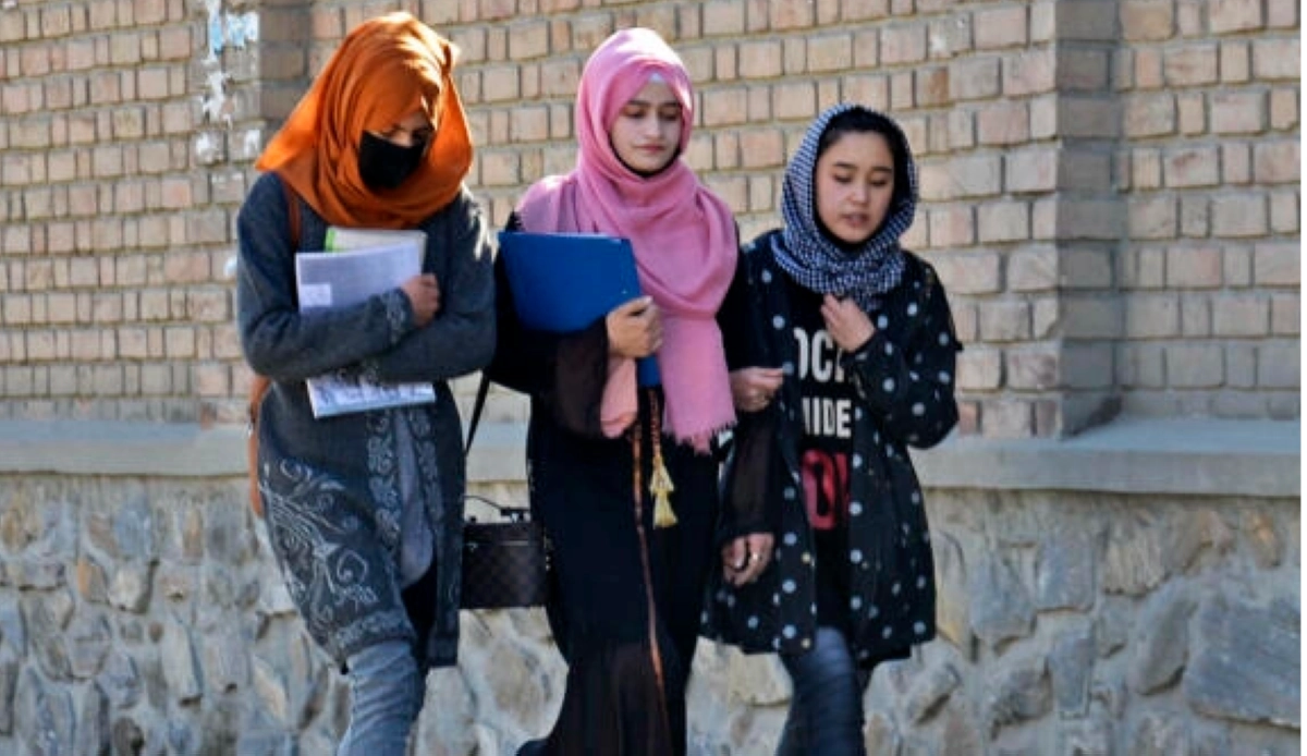 

طالبات إيرانيات في إحدى المدارس                                                                     (مكة)