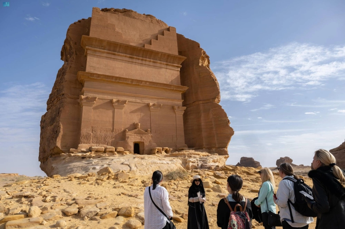 

زوار بمنطقة الحِجر في محافظة العلا                                              (مكة)