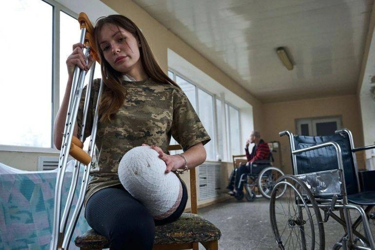 المقاتلة تظهر بقدم واحدة