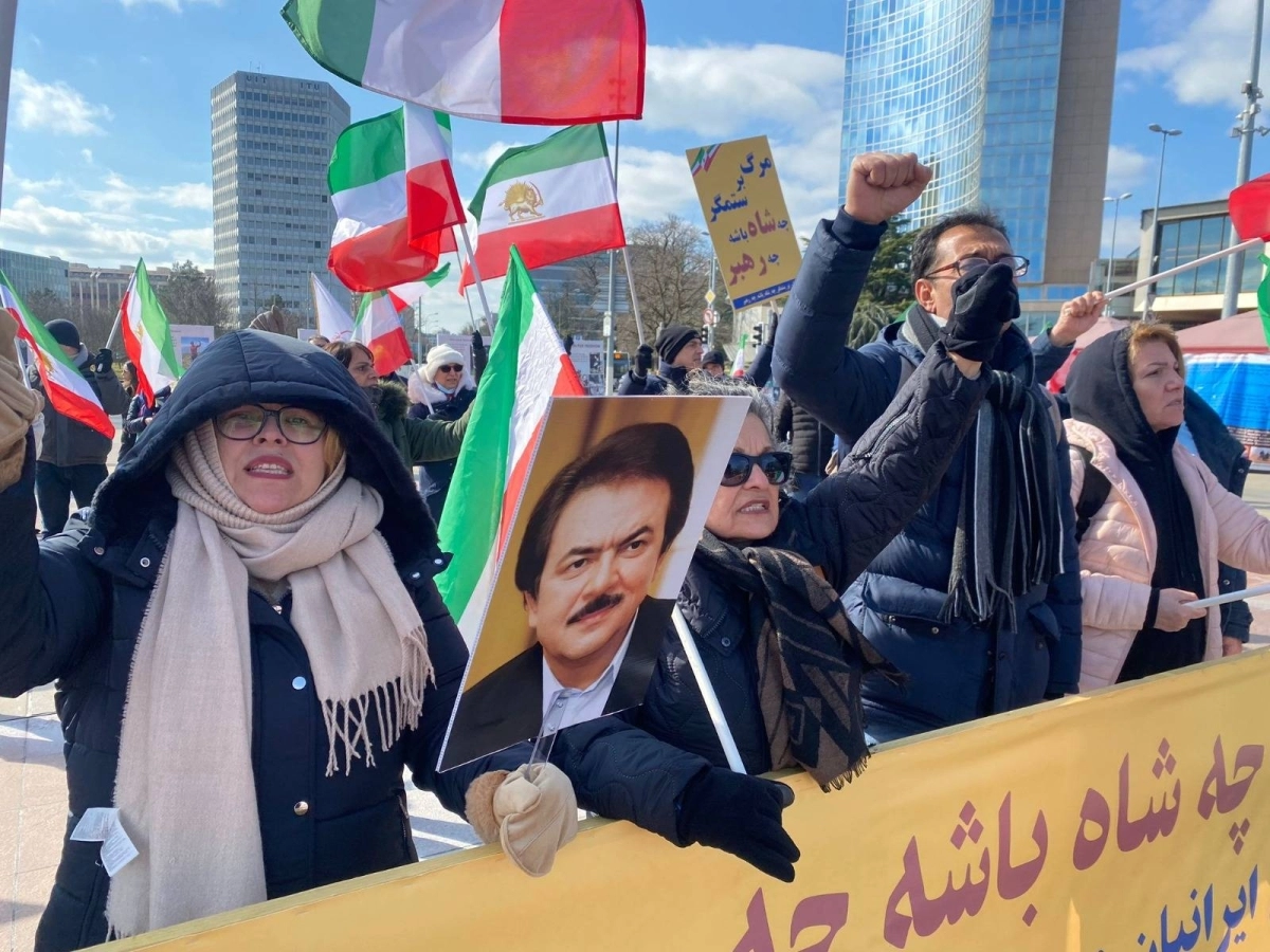 

متظاهرون يحملون صور قادة المعارضة