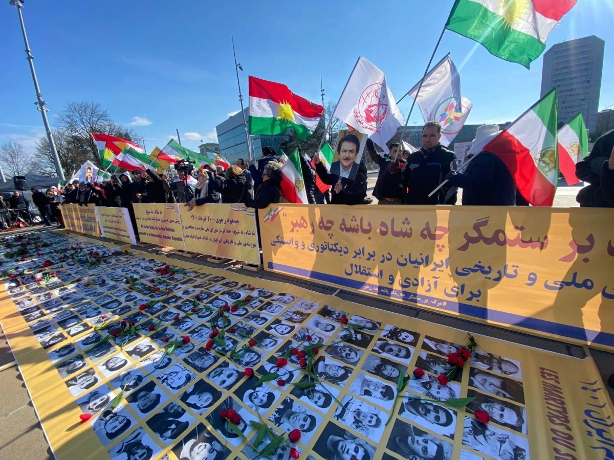 المتظاهرون يحملون صور الشهداء