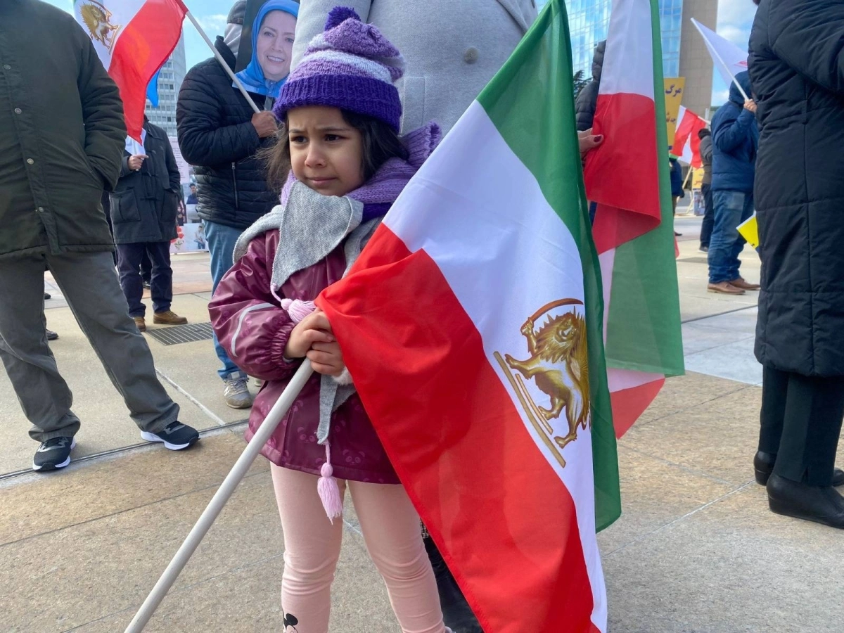 طفلة ايرانية تحمل علم بلدها في مظاهرة ضد الملالي (مكة)