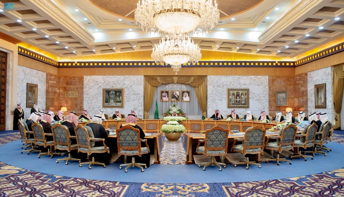 

خادم الحرمين لدى ترؤسه جلسة مجلس الوزراء بالرياض أمس                                                                              (واس)