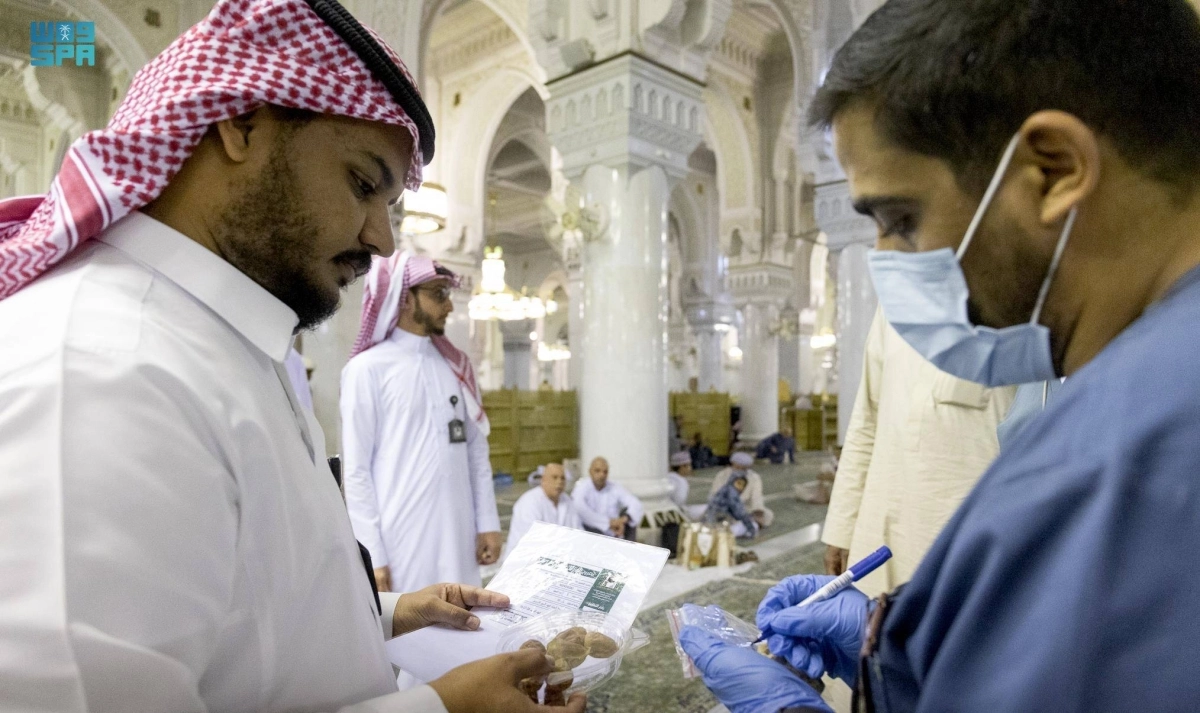 

أحد المختصين يفحص تمورا                              (مكة)