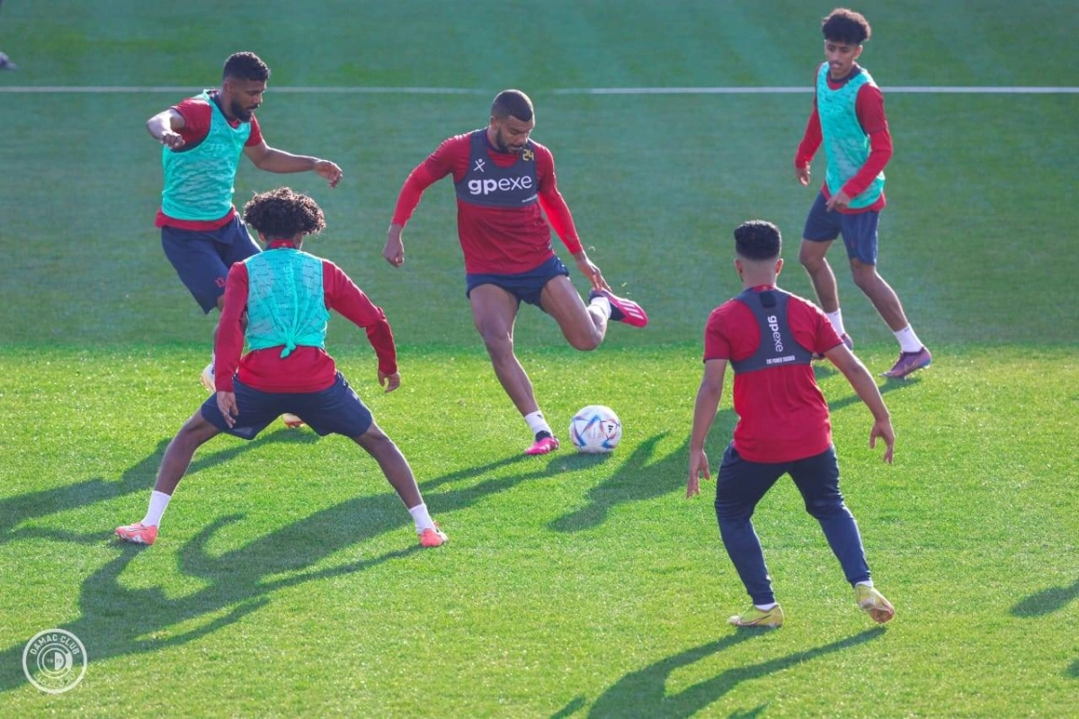 

مناورة لاعبي ضمك