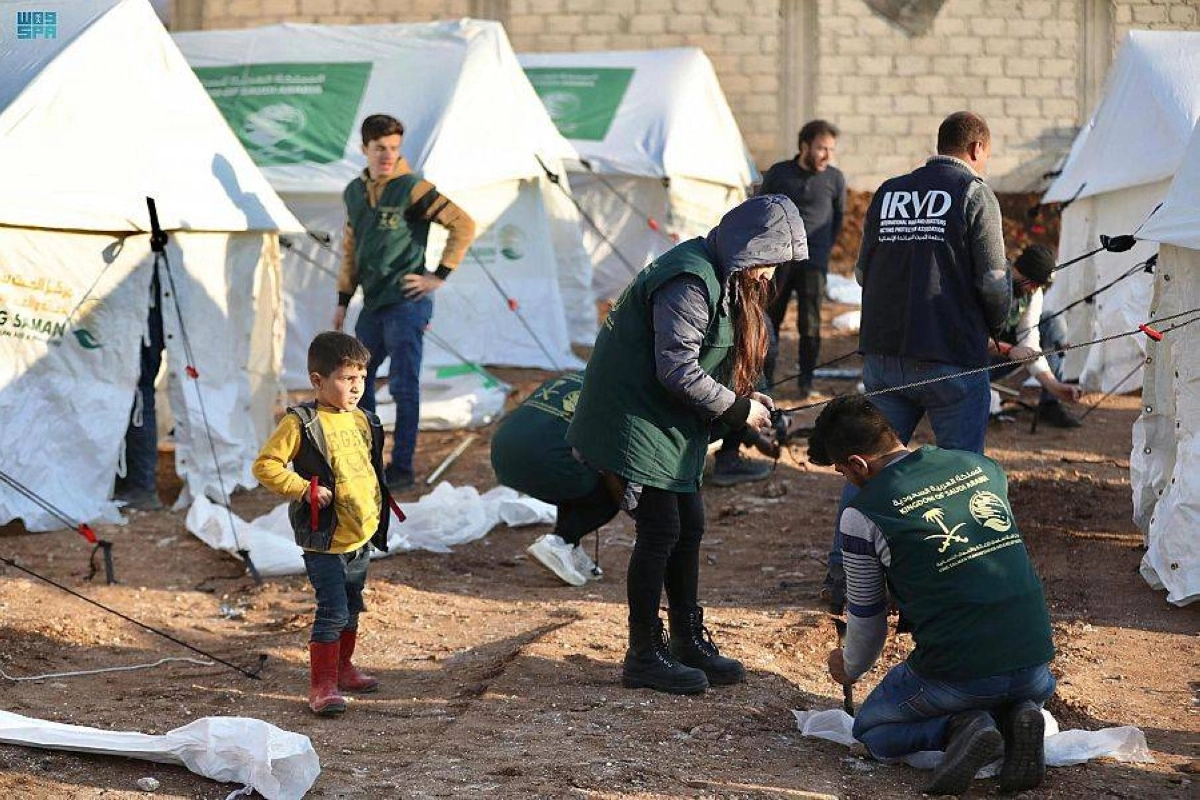 المتطوعون يشاركون الأسر السورية نصب الخيام