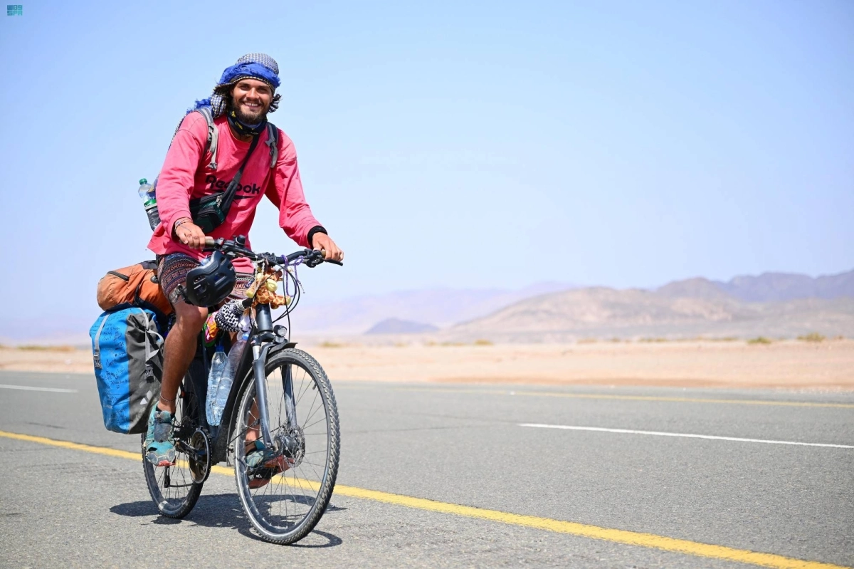 

جان روسي متجولا بدراجته          (مكة)