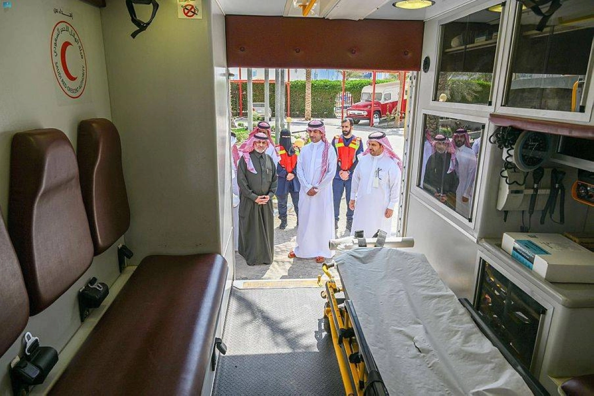 

مسؤولو البرنامج السعودي أمام إحدى السيارات المجهزة           (واس)