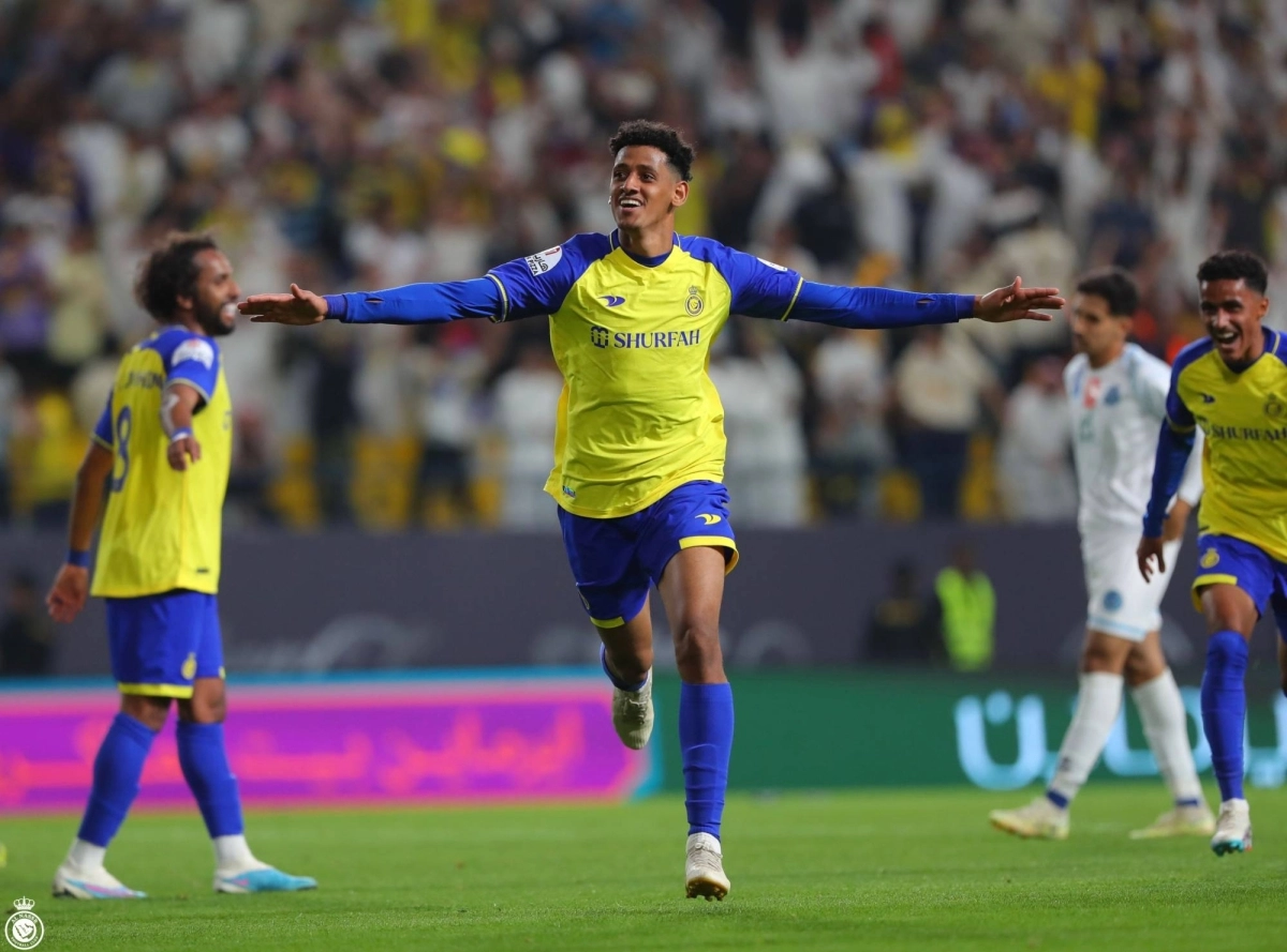 

محمد مران محتفلا بالهدف الثالث للنصر في مرمى الباطن                                                         (مكة)