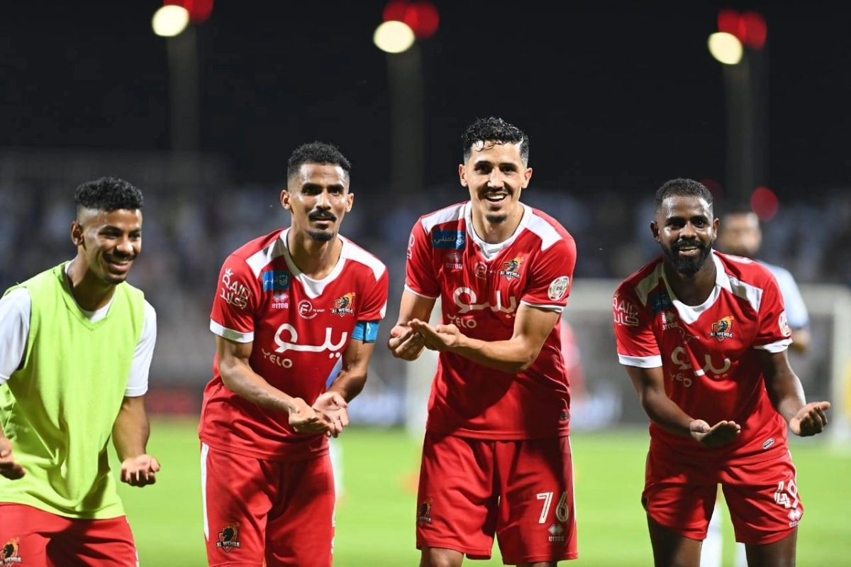 

لاعبو الوحدة يحتفلون بالتعادل مع الهلال