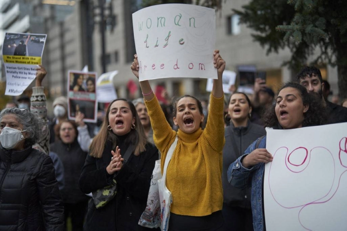 

إيرانيات في مظاهرة ضد نظام الملالي                                                        (مكة)