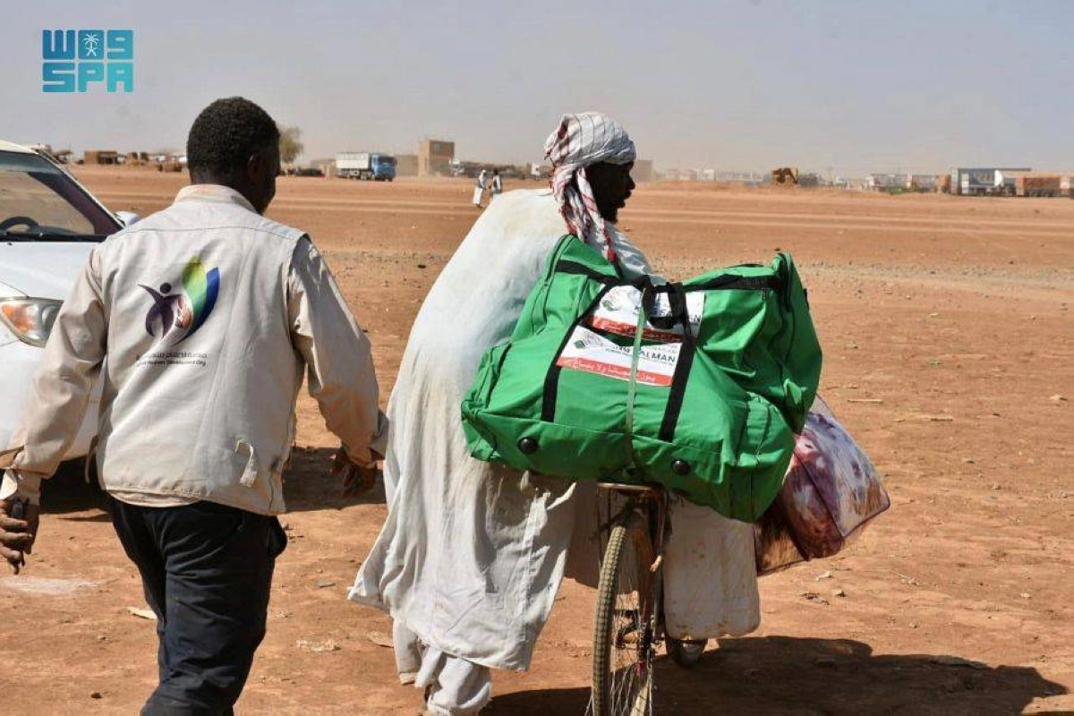 سوداني يحمل المواد الايوائية على دراجة