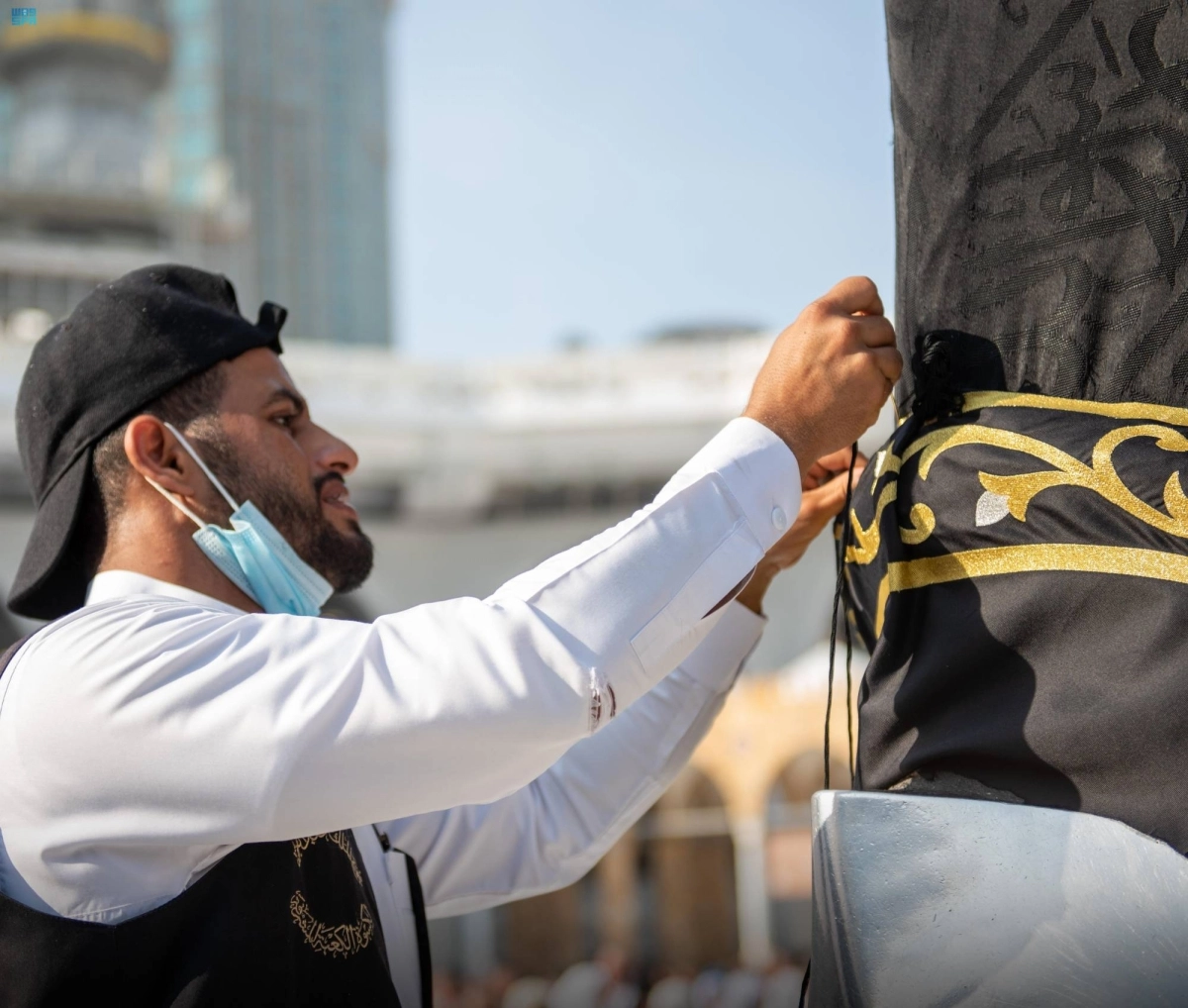 

من عملية استبدال القطع المطرزة                                                (مكة)