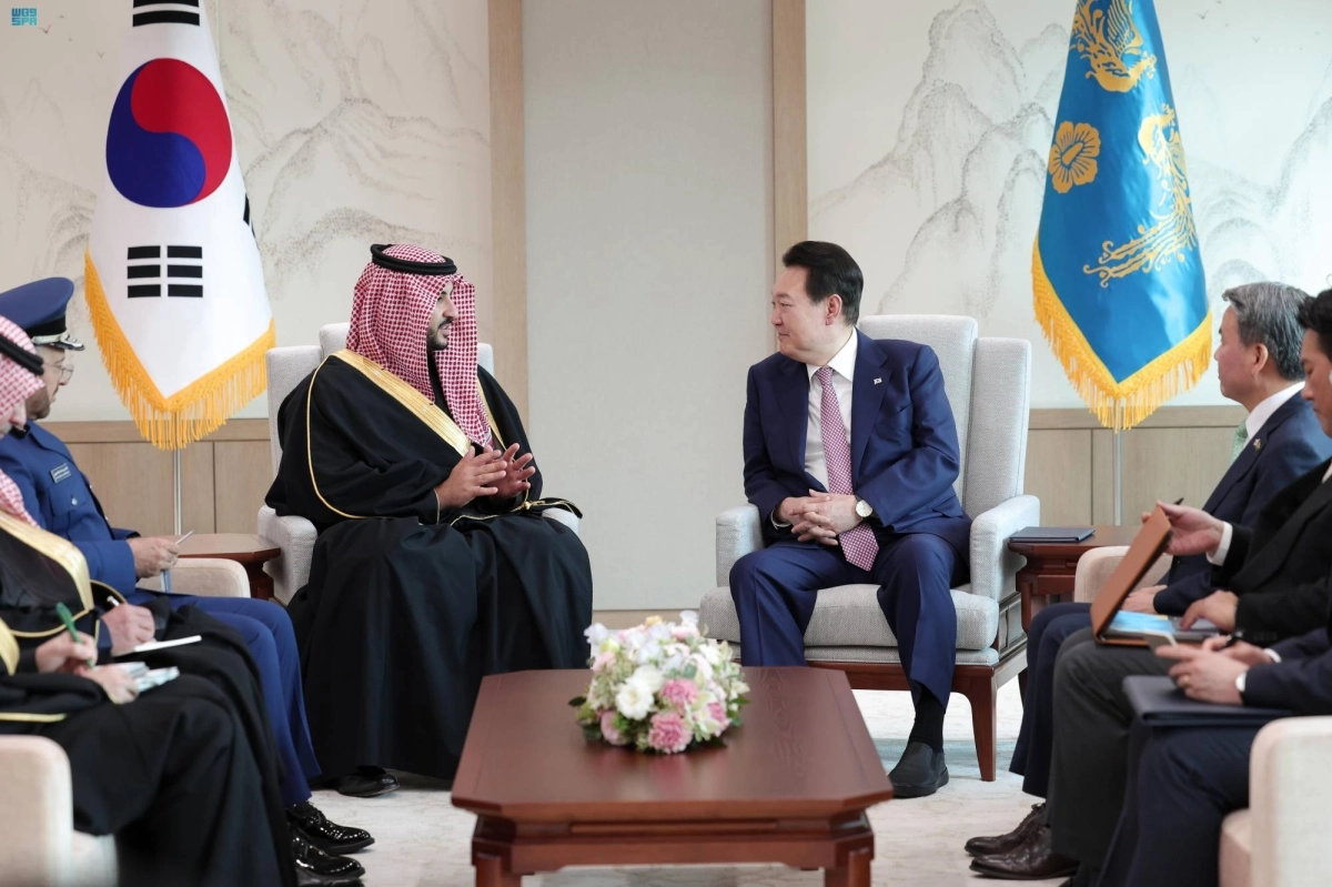 

يون سوك لدى استقباله خالد بن سلمان                                                         (واس)